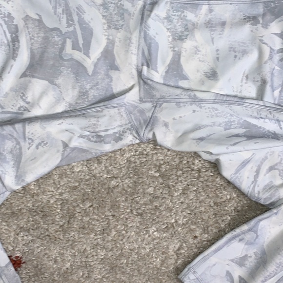 Like New - Lululemon- White Floral- Size 10 Wunder Unders - Picture 12 of 13